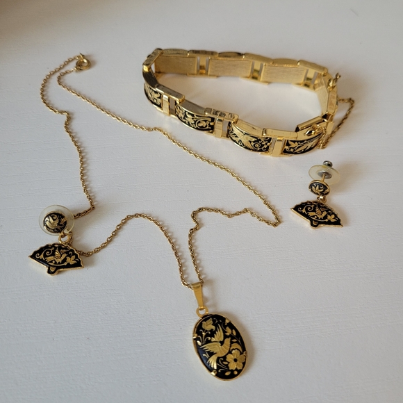 Gold Tone Black Damascene Beautiful Necklace, Bracelet and Earrings Set - Picture 4 of 10